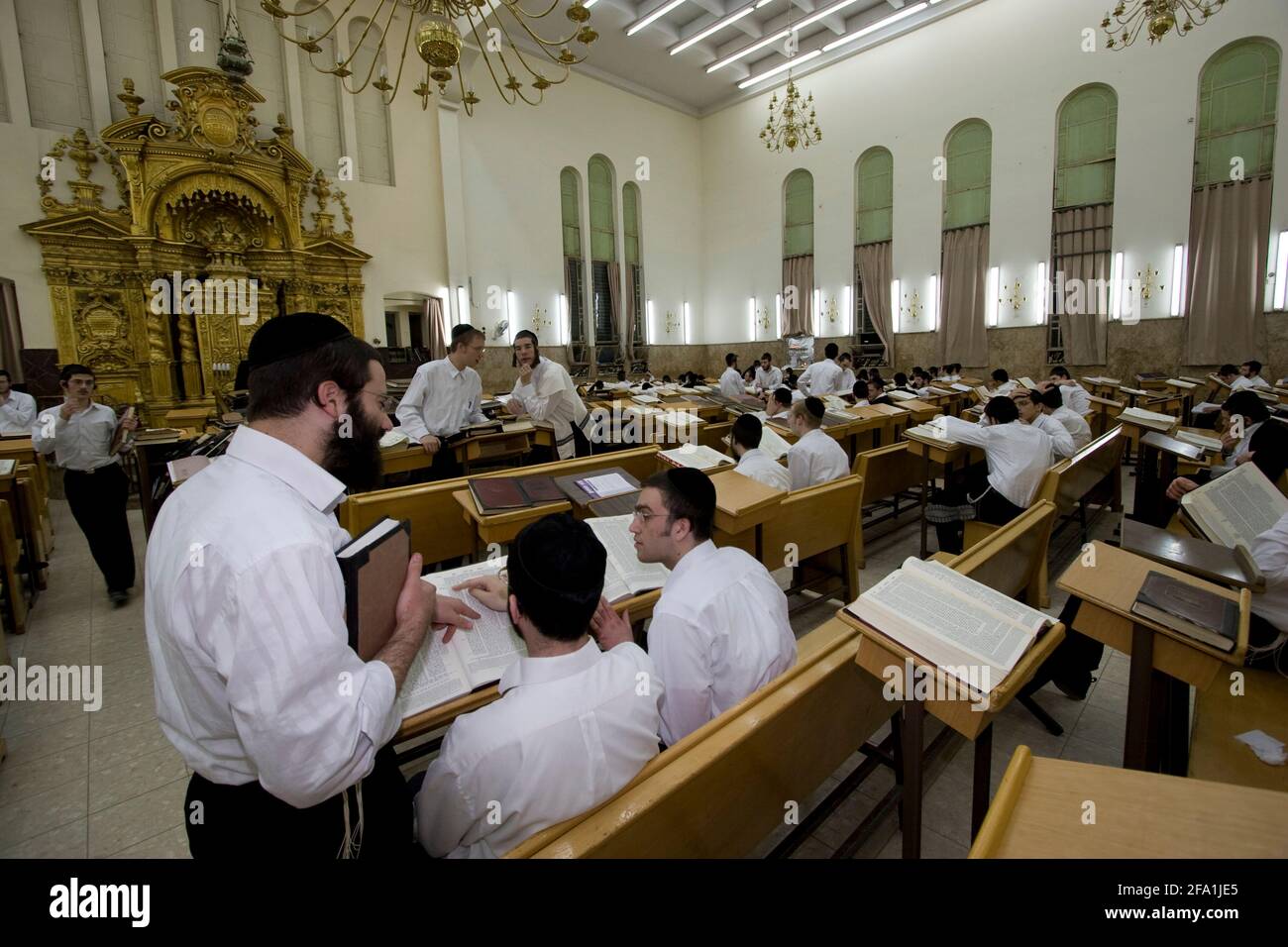 Israele, pianure costiere, Bnei Brak Hanukkah servizio presso una sinagoga Foto Stock