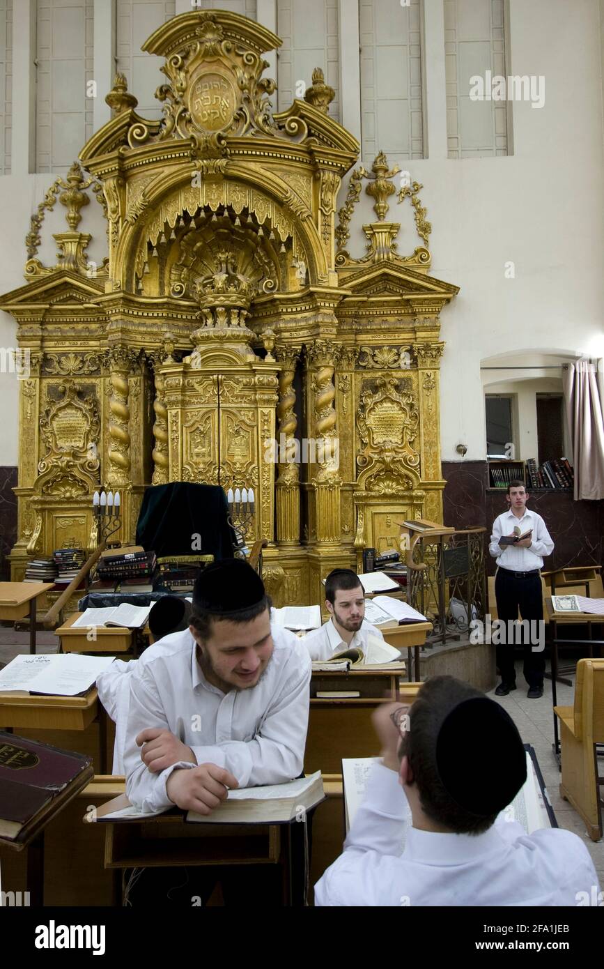 Israele, pianure costiere, Bnei Brak Hanukkah servizio presso una sinagoga Foto Stock