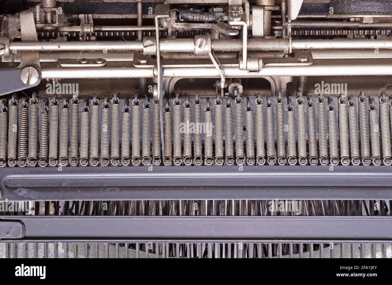 L'interno di una vecchia macchina da scrivere, meccanica sporca Foto Stock