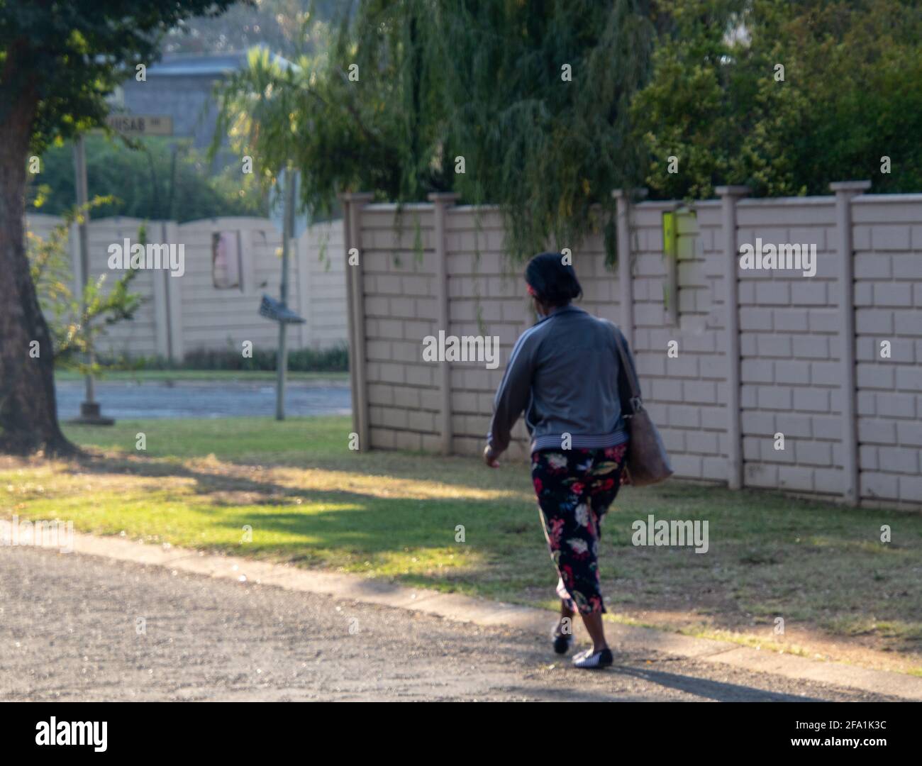 Johannesburg, Sud Africa - i neri camminano e vanno in bicicletta per lavorare mentre i sistemi di trasporto pubblico si impadrongono a causa di furti e corruzione Foto Stock