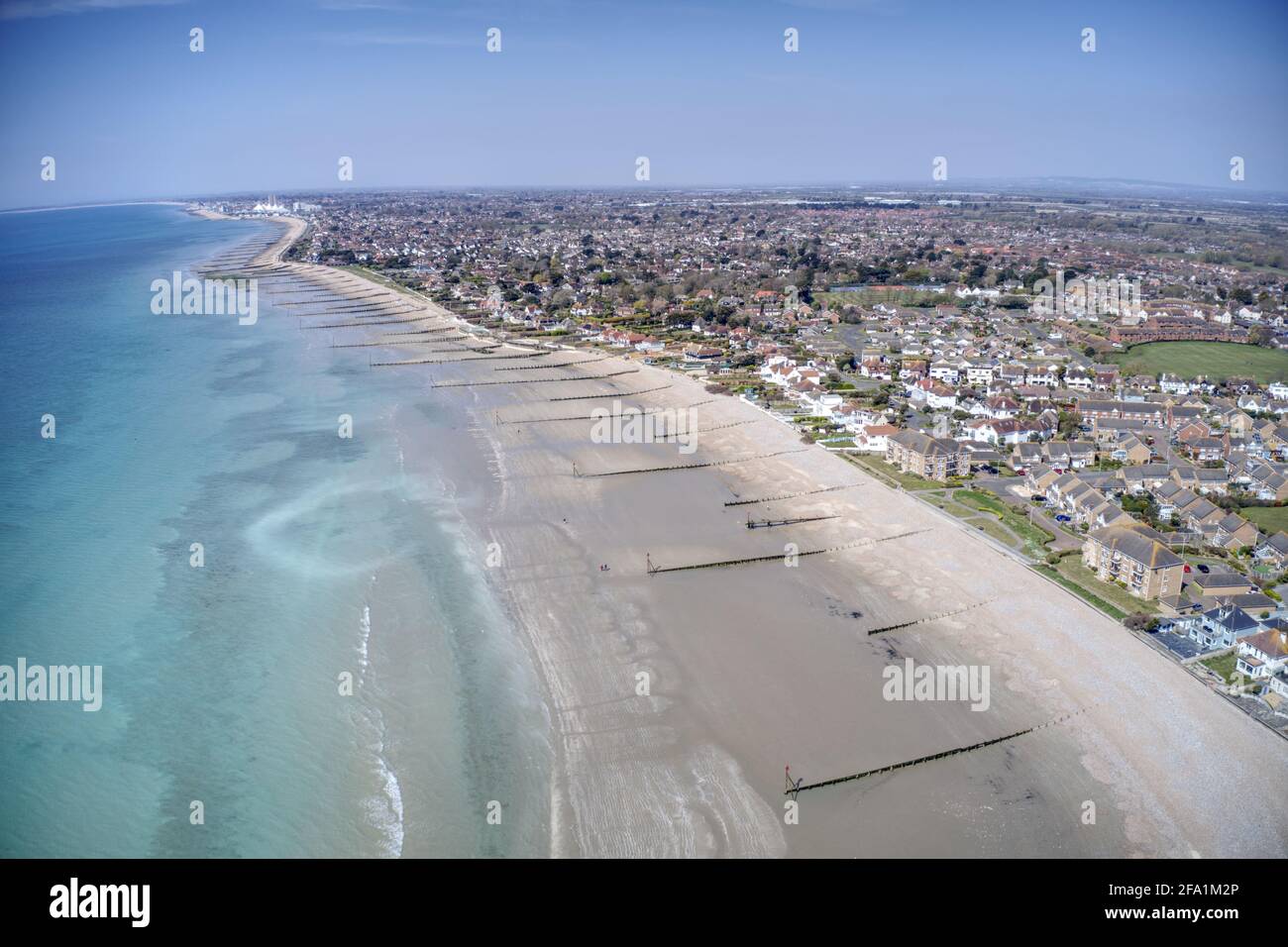 Vista aerea lungo la vasta spiaggia di Middleton sul mare verso Bognor Regis nel Sussex occidentale, una destinazione popolare per i turisti. Foto Stock