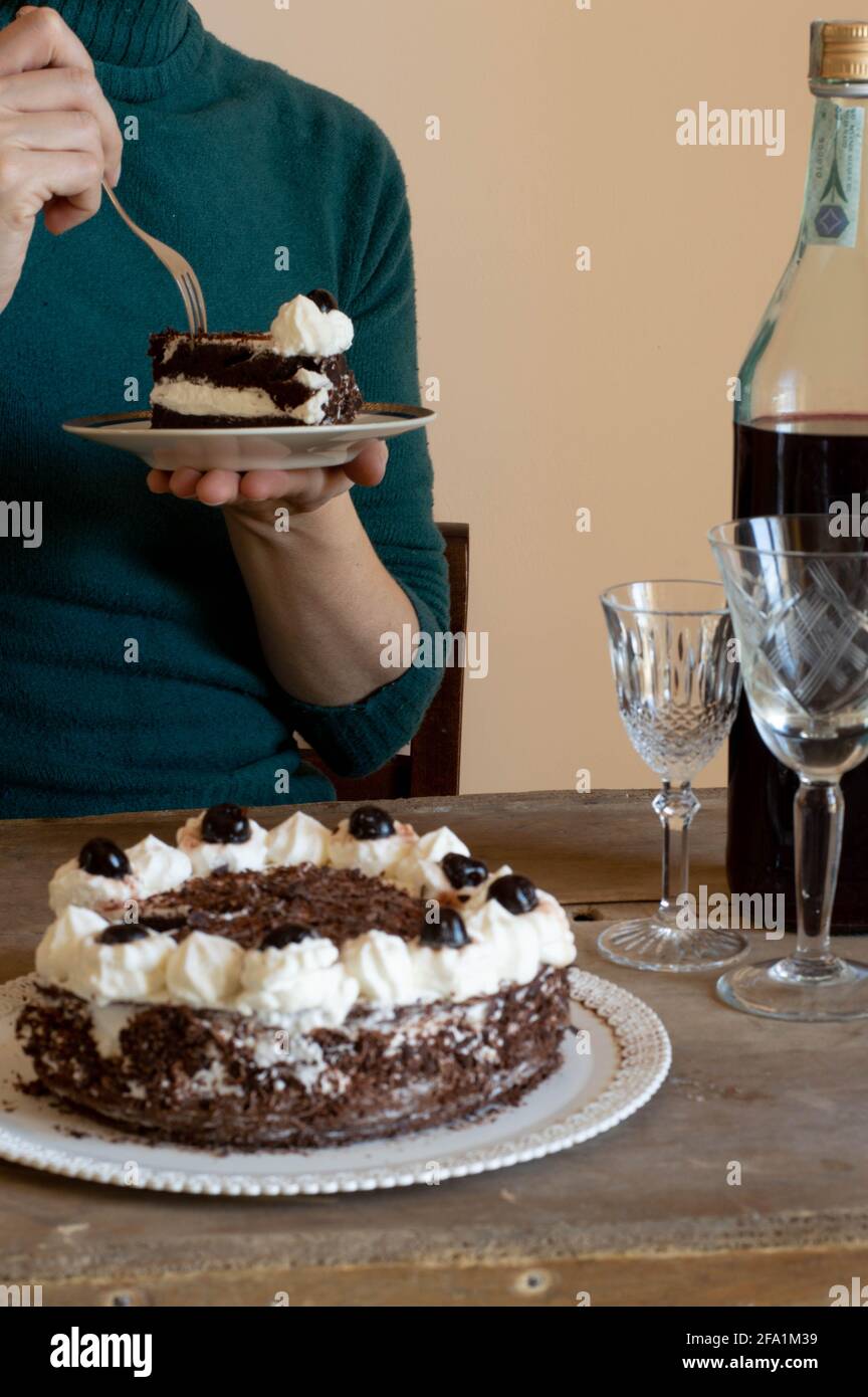 La torta della foresta nera di Schwarzwälder Kirschtorte ora è una famosa torta tedesca fatta con cioccolato, sciroppo di ciliegia (o alchiolo) e panna montata Foto Stock