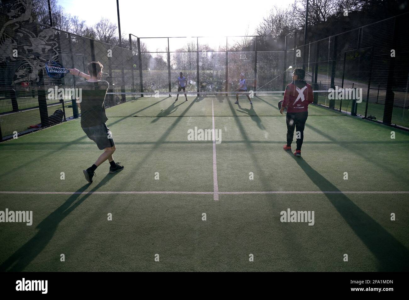 Persone che giocano a padel nei campi all'aperto a Vintervikshallen a Stoccolma, Svezia, il 20 aprile 2021. Padel è uno sport di racquet che combina gli elementi di tennis, squash e badminton. Foto Janerik Henriksson / TT code 10010 Foto Stock