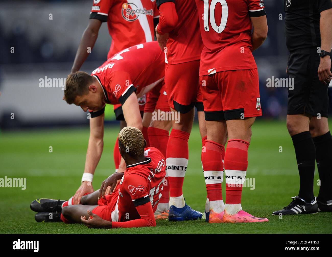 Londra, Regno Unito. 21 Apr 2021. 21 Aprile 2021 - Tottenham Hotspur v Southampton - Premier League - The Tottenham Hotspur Stadium - London il Moussa Djenepo di Southampton si trova dietro il muro difensivo nella posizione di "esclusione di zattera" per difendere un calcio libero sul bordo della scatola. Credito immagine : credito: Mark Pain/Alamy Live News Foto Stock