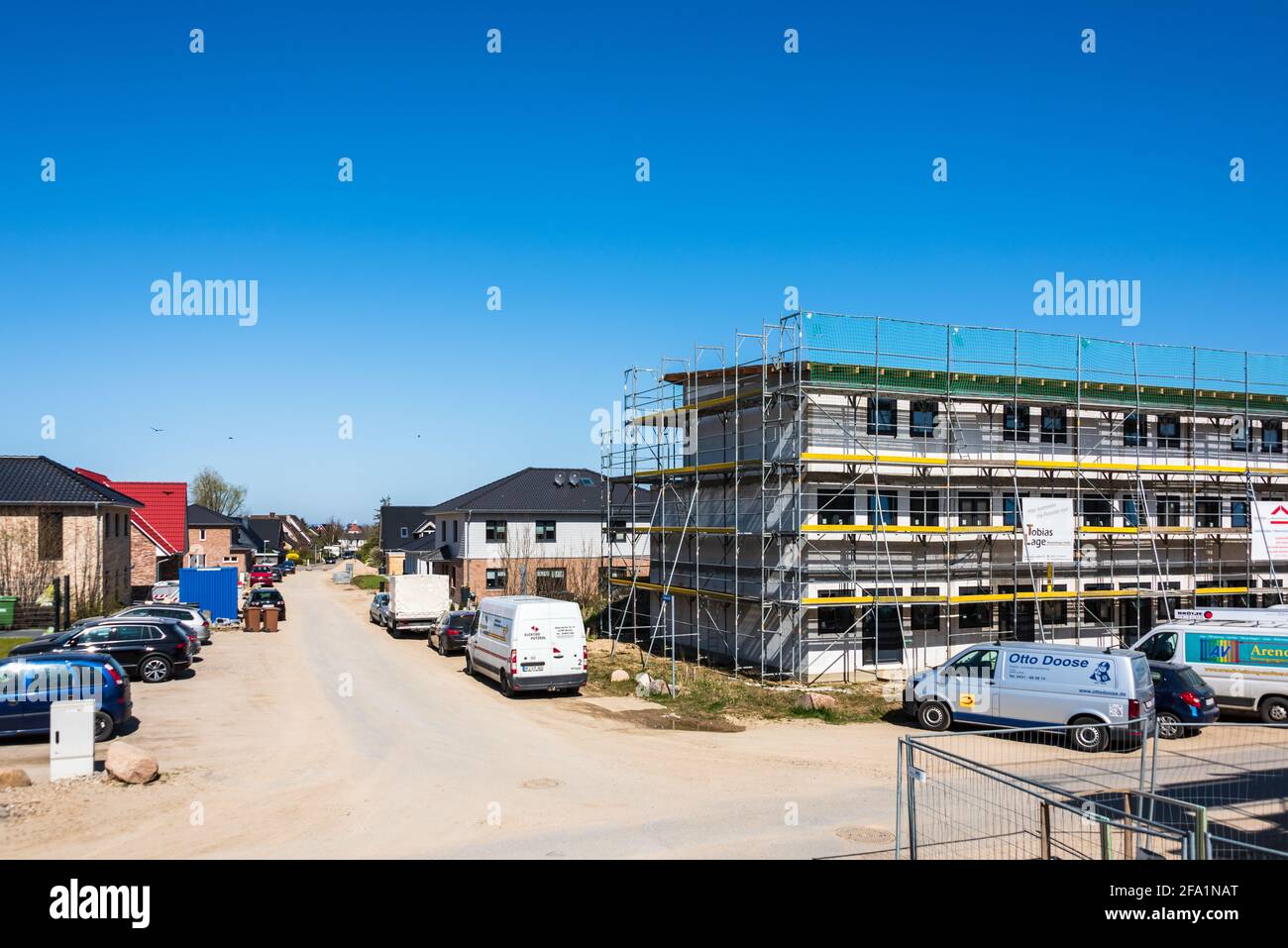 Neubaugebiet für Wohneigentum in einer gemischten Einfusien- und Mehrfamilienhaus variante Foto Stock