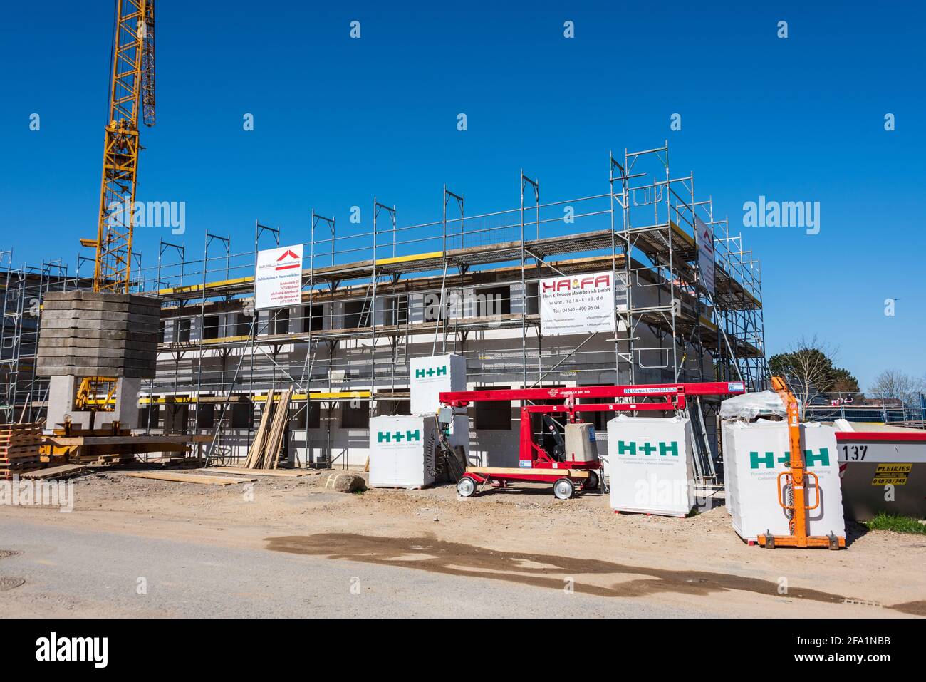 Neubaugebiet für Wohneigentum in einer gemischten Einfusien- und Mehrfamilienhaus variante Foto Stock