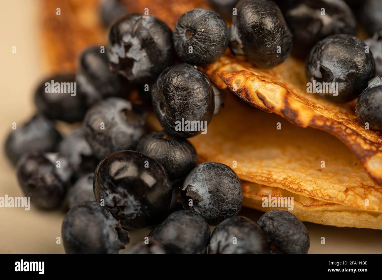 Mirtilli freschi e frittelle russe tradizionali. Settimana di Shrovetide della fine dell'inverno. Messa a fuoco selettiva in primo piano. Foto Stock