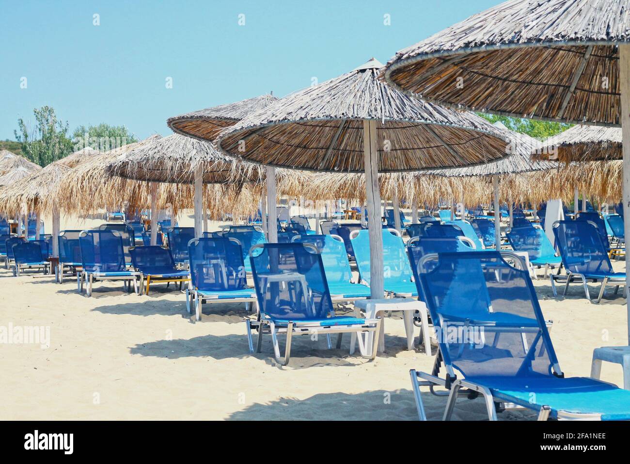 Popolare grecia spiaggia - Ammolofoi. Vista sulla spiaggia sulla costa del Mar Egeo. Nea Peramos, Kavala, Grecia settentrionale. Foto Stock