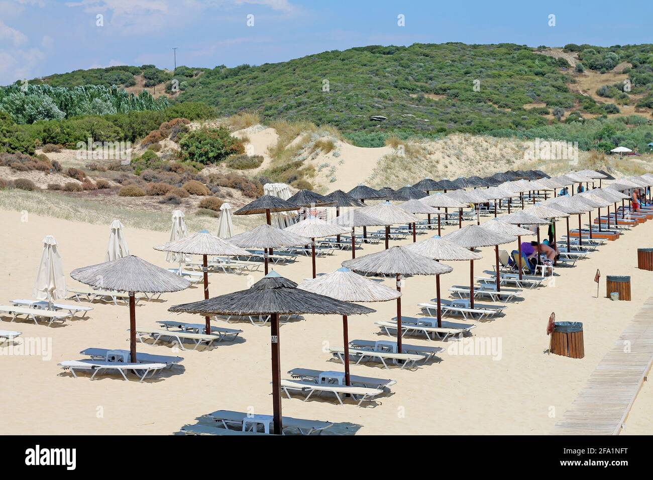 Popolare grecia spiaggia - Ammolofoi. Vista sulla spiaggia sulla costa del Mar Egeo. Nea Peramos, Kavala, Grecia settentrionale. Foto Stock