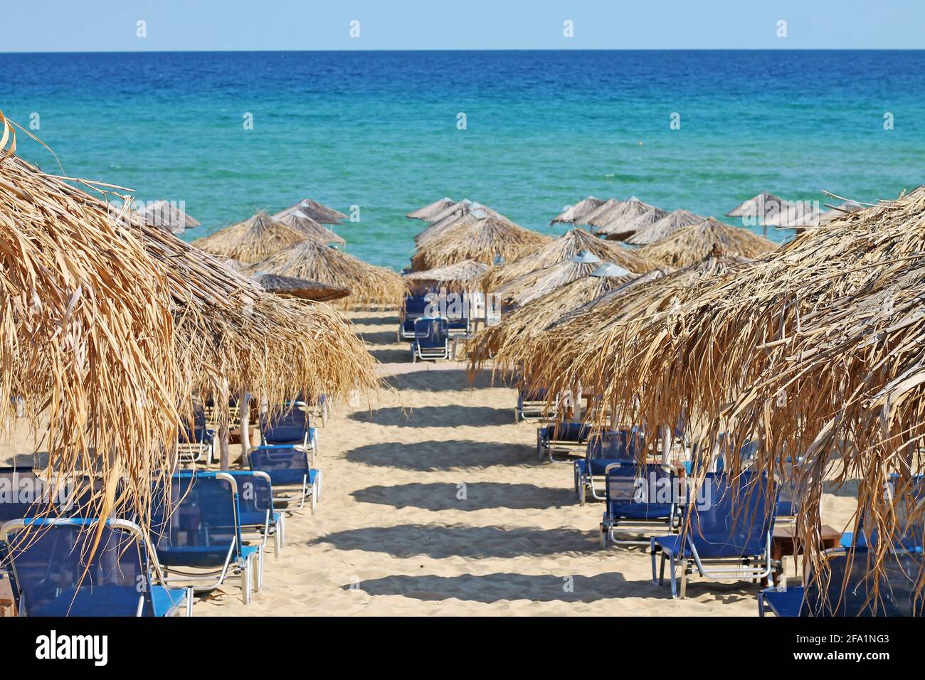 Popolare grecia spiaggia - Ammolofoi. Vista sulla spiaggia sulla costa del Mar Egeo. Nea Peramos, Kavala, Grecia settentrionale. Foto Stock