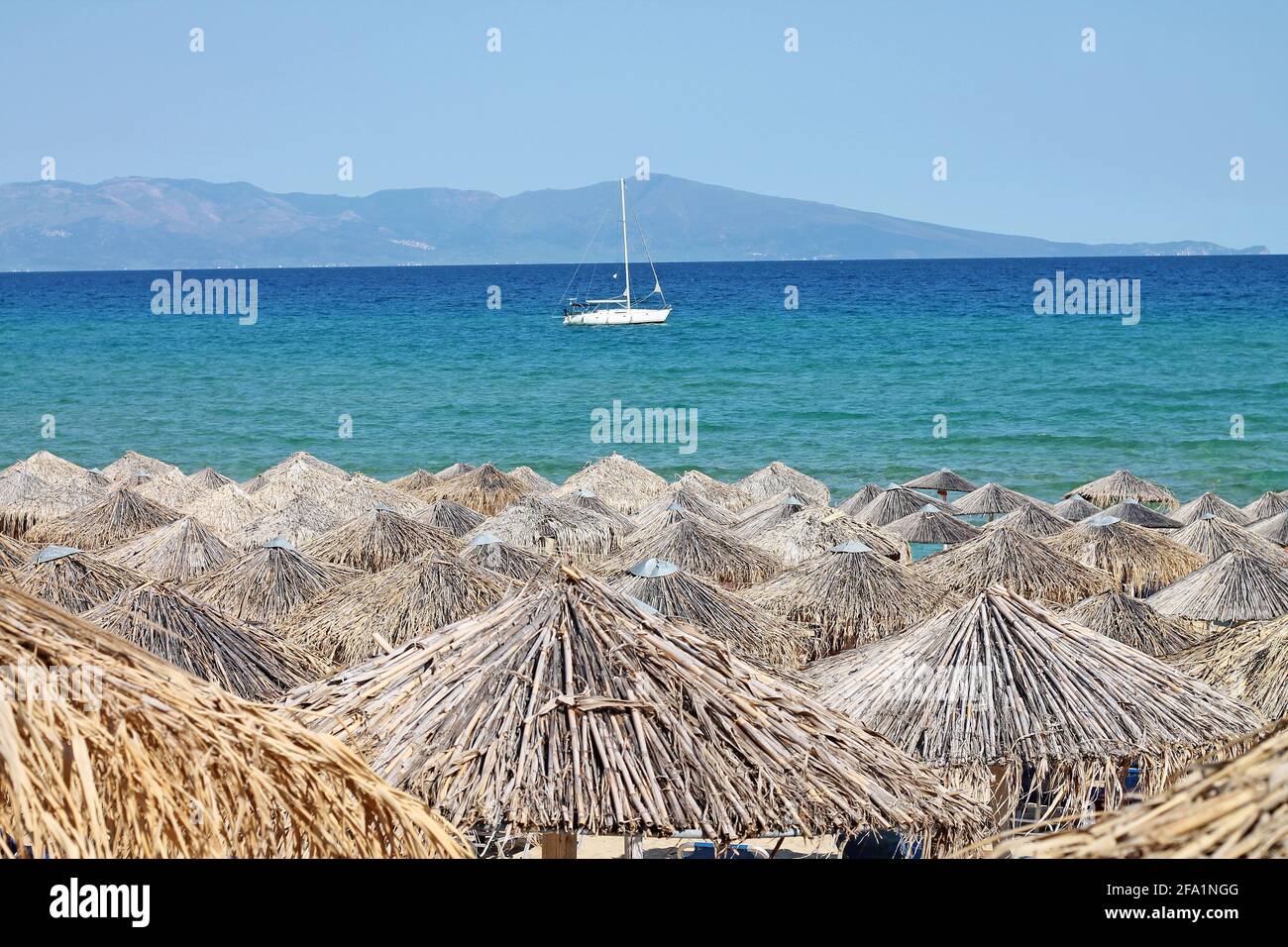 Vista sulla spiaggia sulla costa del Mar Egeo. Nea Peramos, Kavala, Northen Grecia. Foto Stock