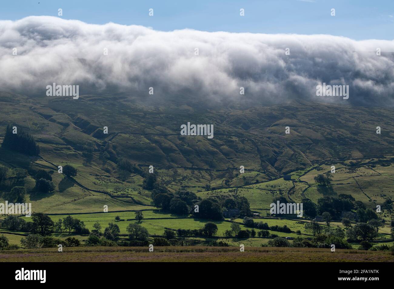 Nebbia che avvolna Mallerstang Edge nell'alta Eden Valley vicino a Kirkby Stephen. Foto Stock