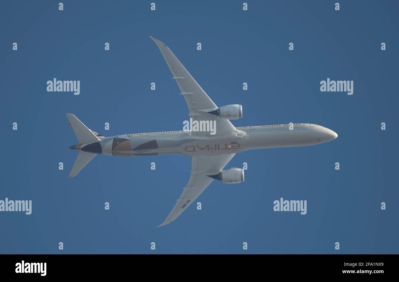 Etihad Airways Boeing 787 Dreamliner lascia Londra Heathrow in rotta verso Abu Dhabi il 22 aprile 2021 in cielo azzurro. Credito: Malcolm Park/Alamy. Foto Stock