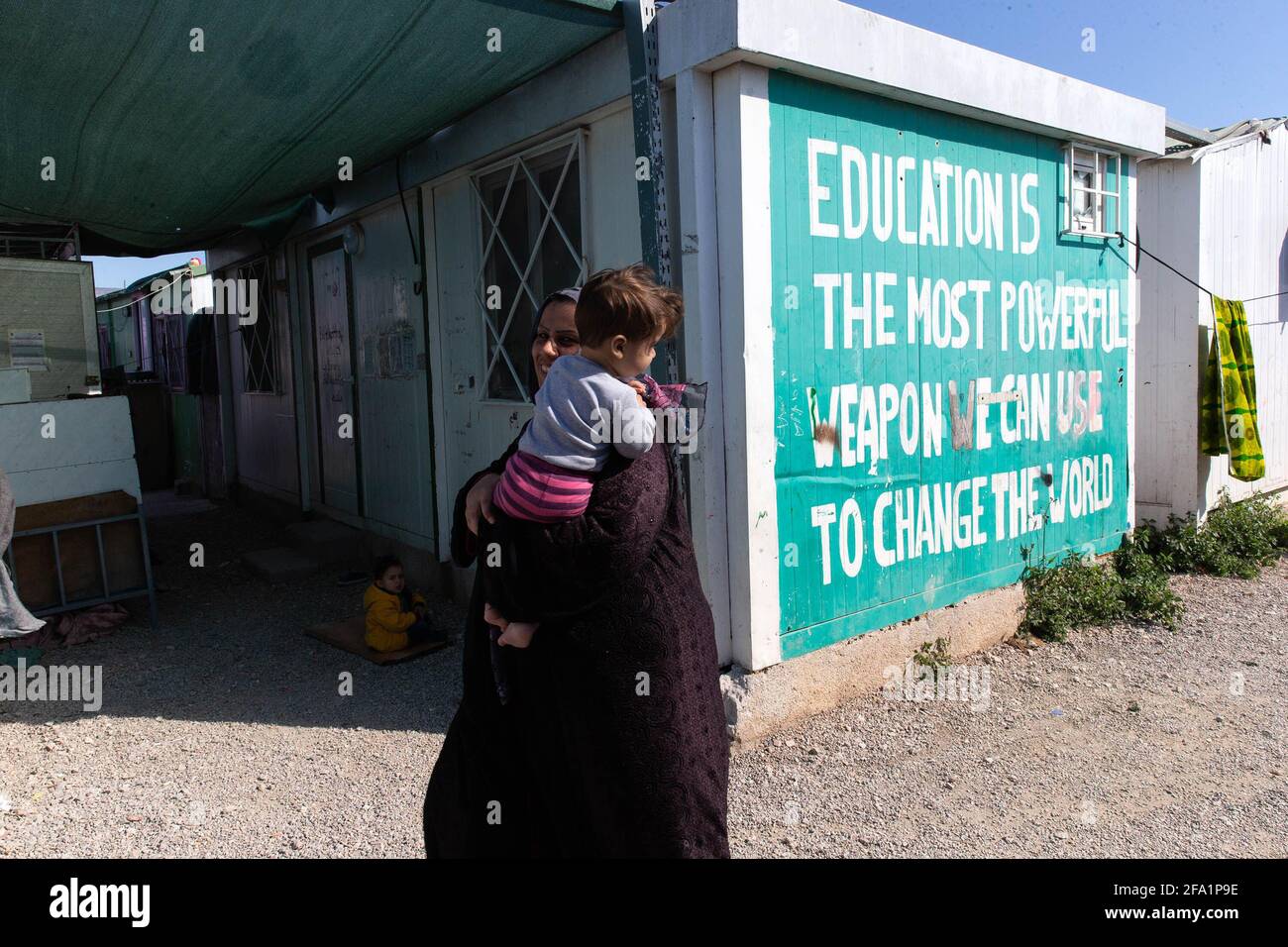 Atene, Grecia. 21 Apr 2021. Una donna migrante e il suo bambino sono visti nel campo profughi di Eleonas, ad Atene, in Grecia, il 21 aprile 2021. La Slovacchia considera l'immigrazione irregolare un problema europeo, ha affermato mercoledì il ministro slovacco degli Affari esteri ed europei Ivan Korcok, sostenendo l'invito del governo greco a una più equa ripartizione degli oneri tra i paesi membri dell'UE per affrontare la sfida. PER ANDARE CON 'la Slovenia sostiene la richiesta della Grecia di una condivisione equa degli oneri sulla migrazione' Credit: Marios Lolos/Xinhua/Alamy Live News Foto Stock