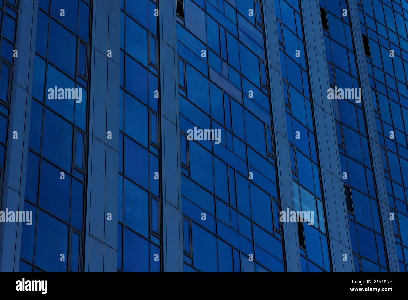 Parte di un moderno edificio residenziale in vetro da vicino. Foto Stock