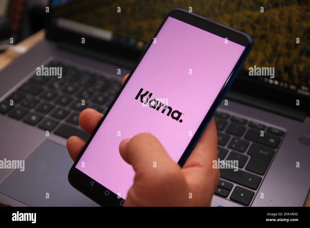 Berlino, Germania - 22 aprile 2021: Logo di Klarna visualizzato sullo smartphone. Klarna offre pagamenti diretti, opzioni di pagamento dopo la consegna e piani di rata Foto Stock