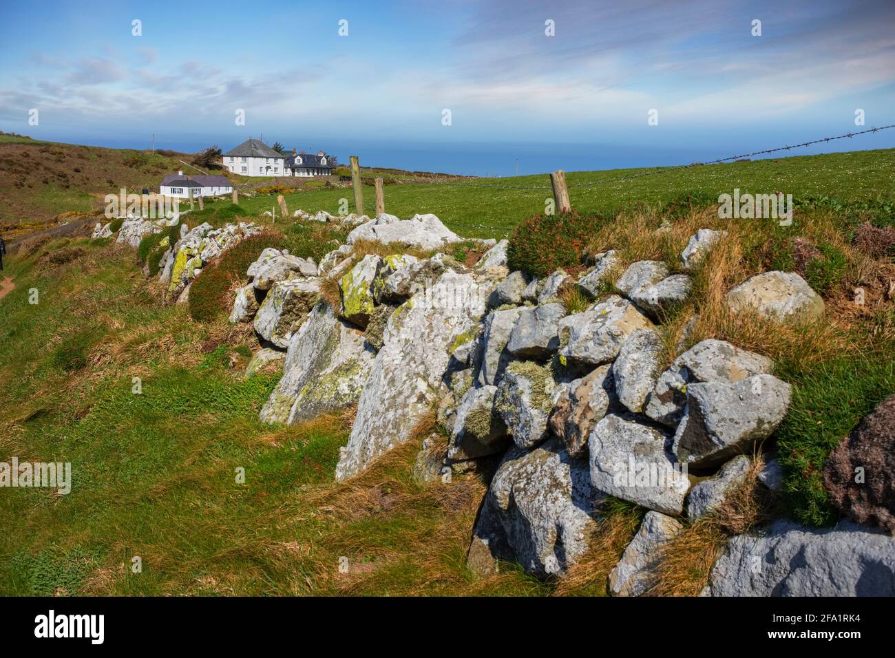 Case lungo il sentiero costiero Pembrokeshire a Strumble Head. Foto Stock