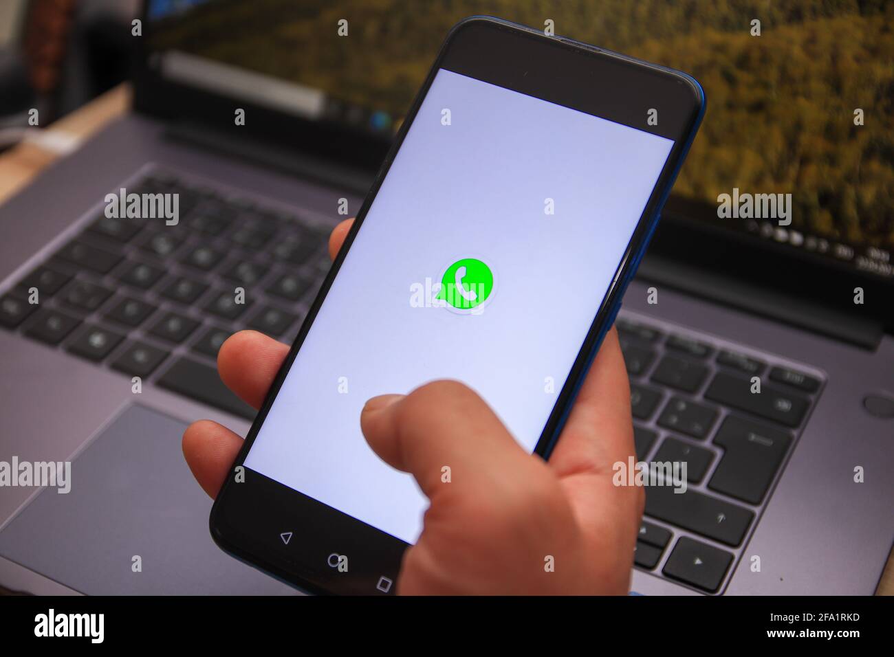Berlino, Germania - 22 aprile 2021: Logo WhatsApp visualizzato sullo smartphone. Con WhatsApp, potrai inviare messaggi e chiamare gratuitamente in modo rapido, semplice e sicuro Foto Stock