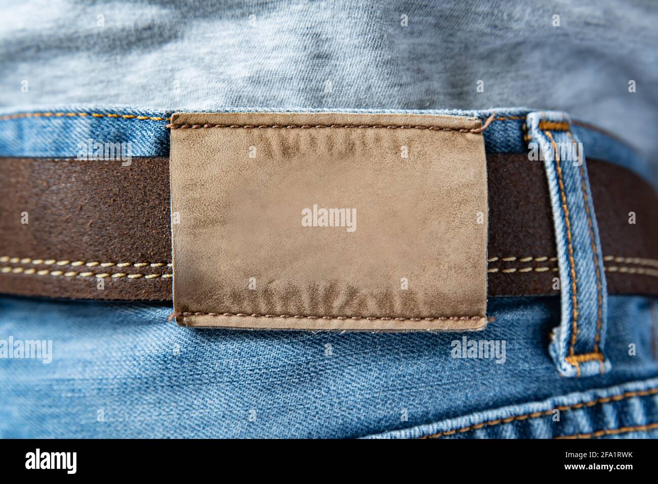 Etichetta in pelle sul retro dei jeans blu Foto Stock