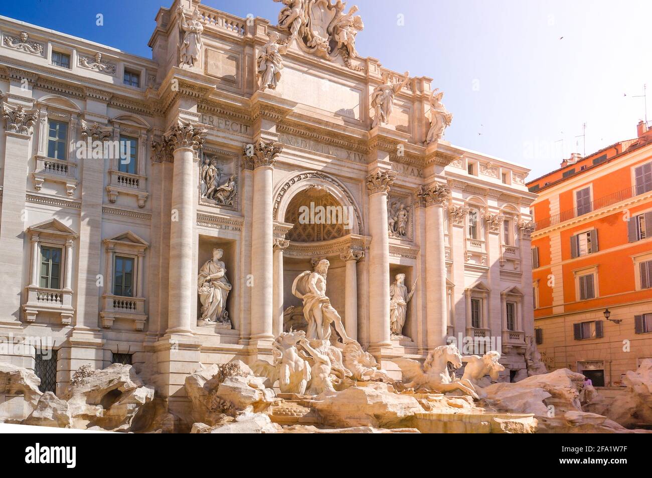 La Fontana di Trevi è la più grande fontana barocca di Roma e una delle fontane più famose del mondo. Foto Stock