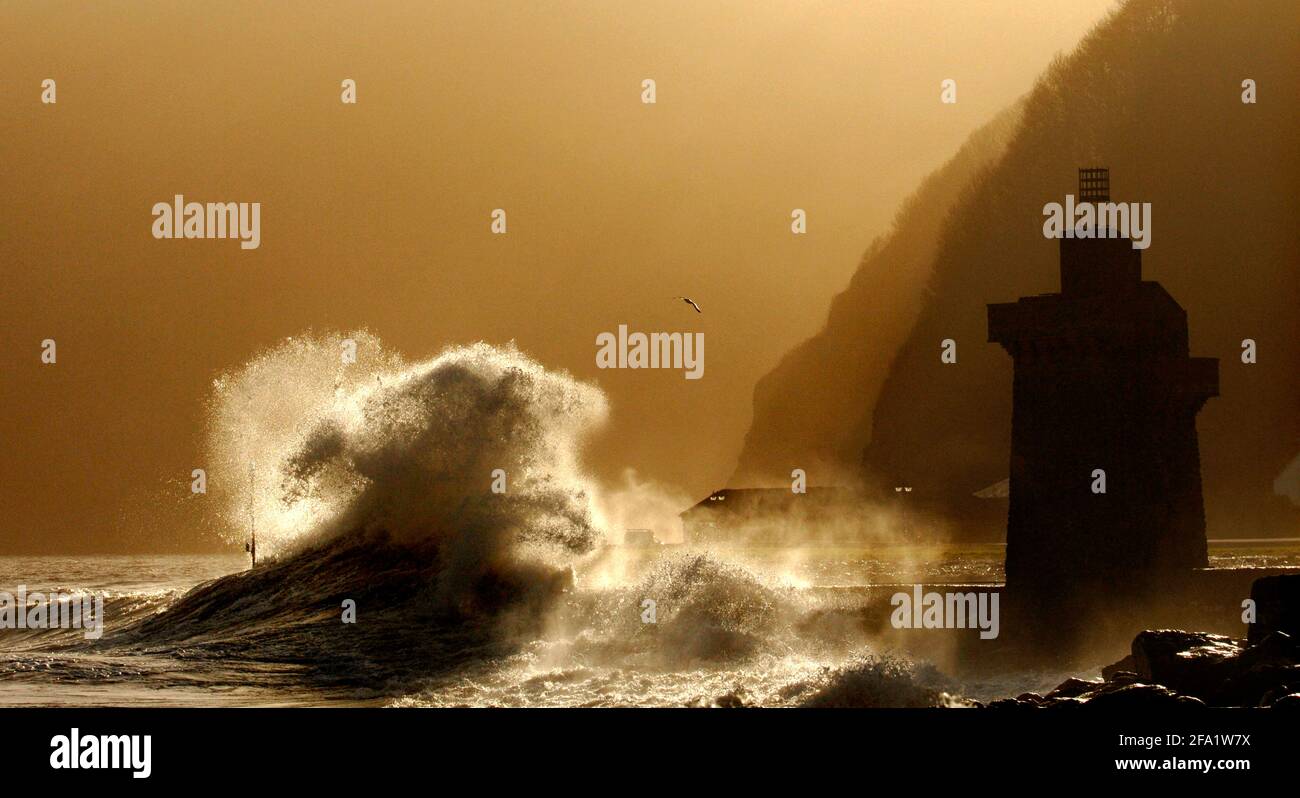 IMMAGINI: Le onde della marea di primavera si schiantano nella famosa torre renish a Lynmouth, che è stata distrutta dalla famosa inondazione nel 1952, Devon, Regno Unito Foto Stock