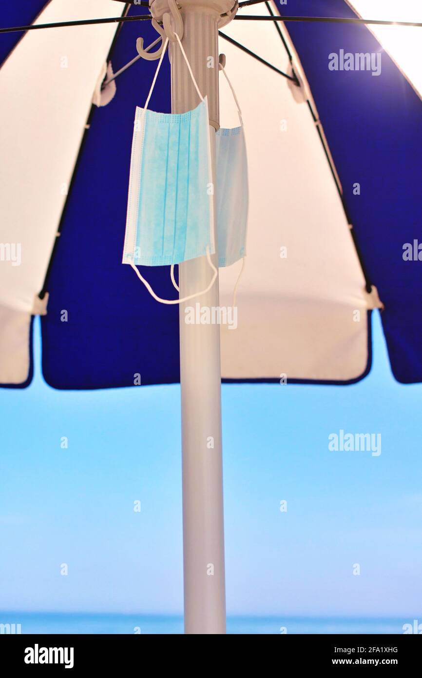 Maschere mediche appese alla spiaggia Foto Stock