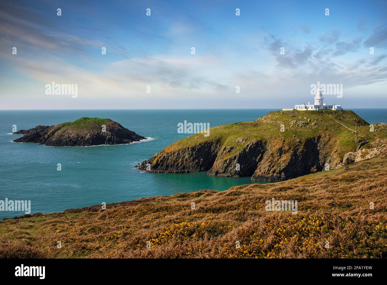 Faro Strumble Head, Pembrokeshire, Galles. Foto Stock