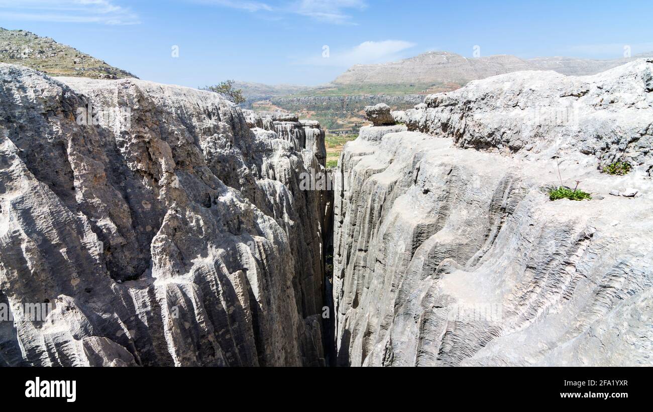 Rift in rocce, formazioni geologiche a Kfardebian, Libano Foto Stock