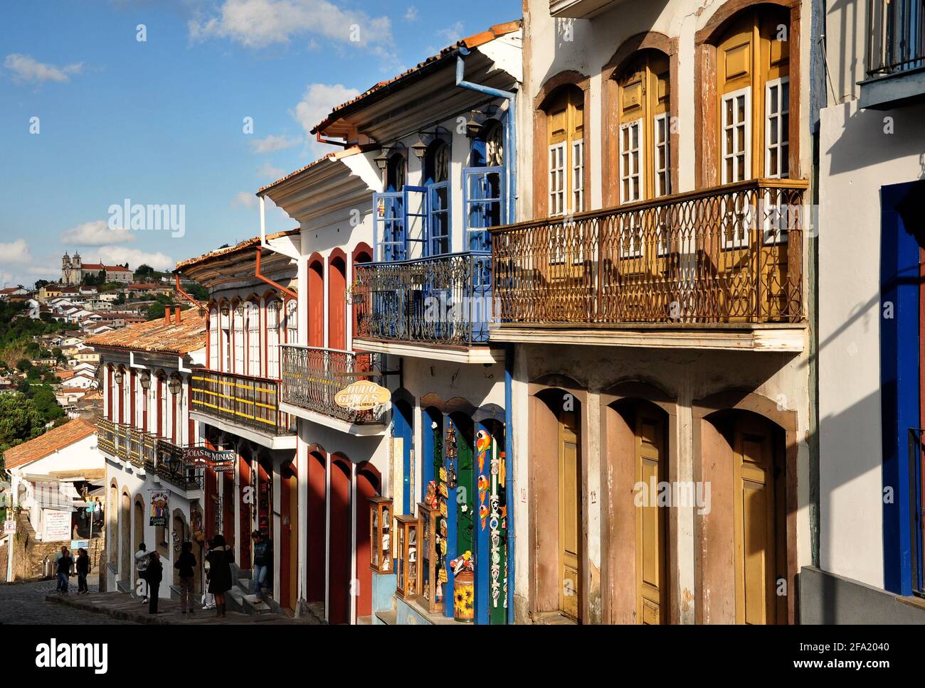 Vista su una strada coloniale a Ouro Preto, Brasile Foto Stock
