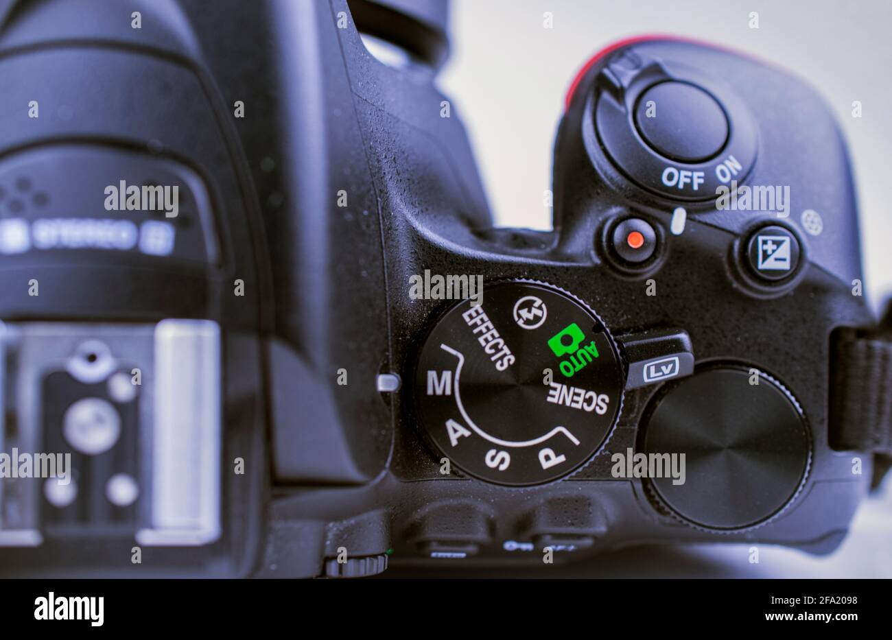 Londra, Regno Unito - 30 gennaio 2021: Primo piano della fotocamera reflex digitale sul pulsante on / Off Foto Stock