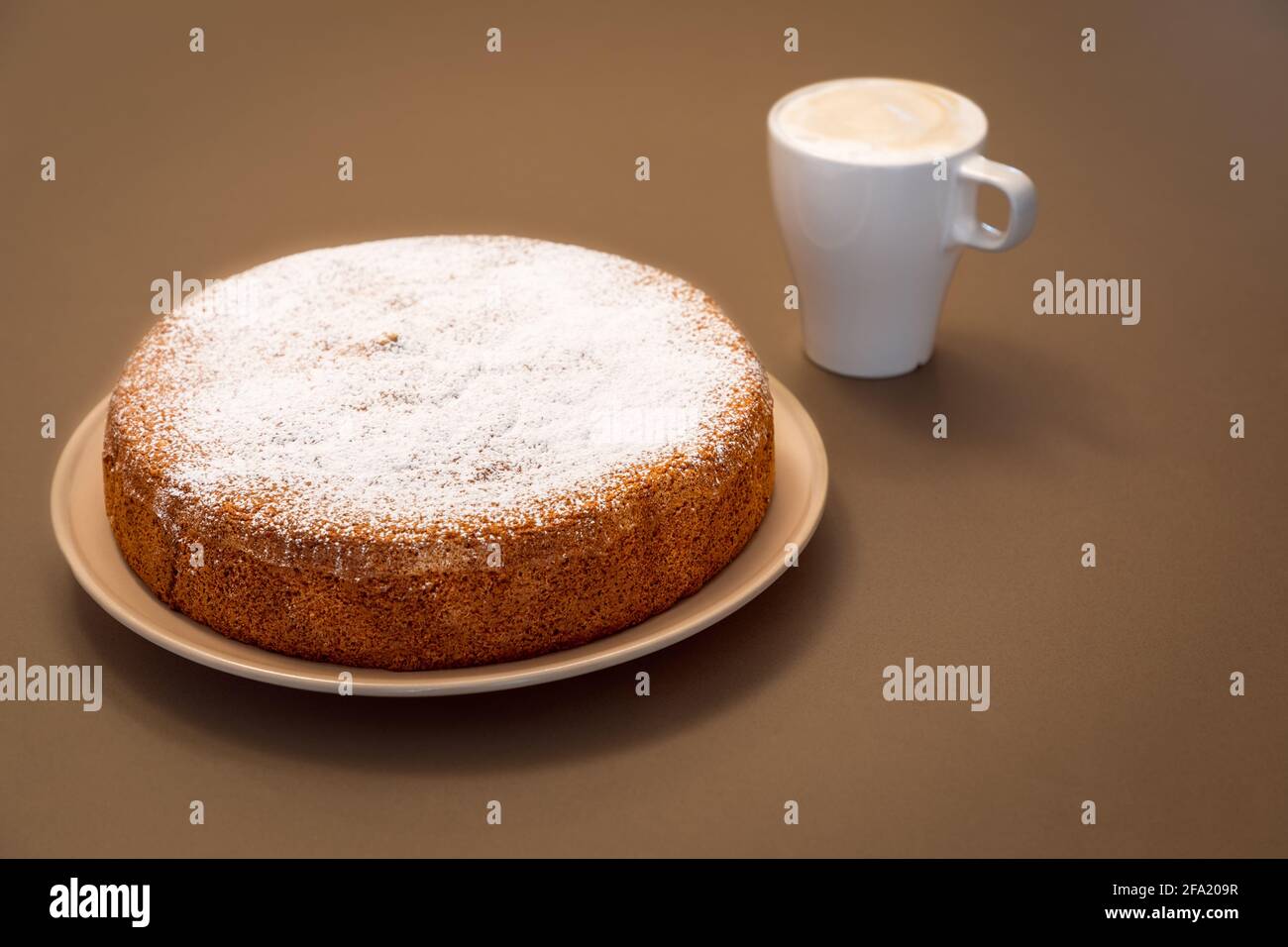 Un antico dolce romano fatto di mandorle e pane secco (Antica torta alle mandelle e pane) Foto Stock