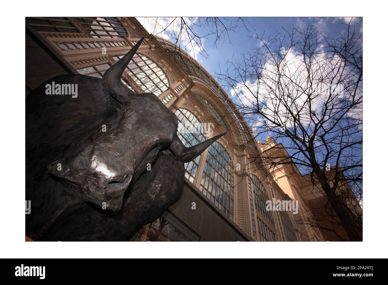 Una scultura di un minotauro a Covent Garden a Londra 8 aprile 2008. La scoperta della scultura è in coincidenza con l'ultima opera di Harrison Birtwistle, "The Minotaur". Fotografia di David Sandison the Independent Foto Stock