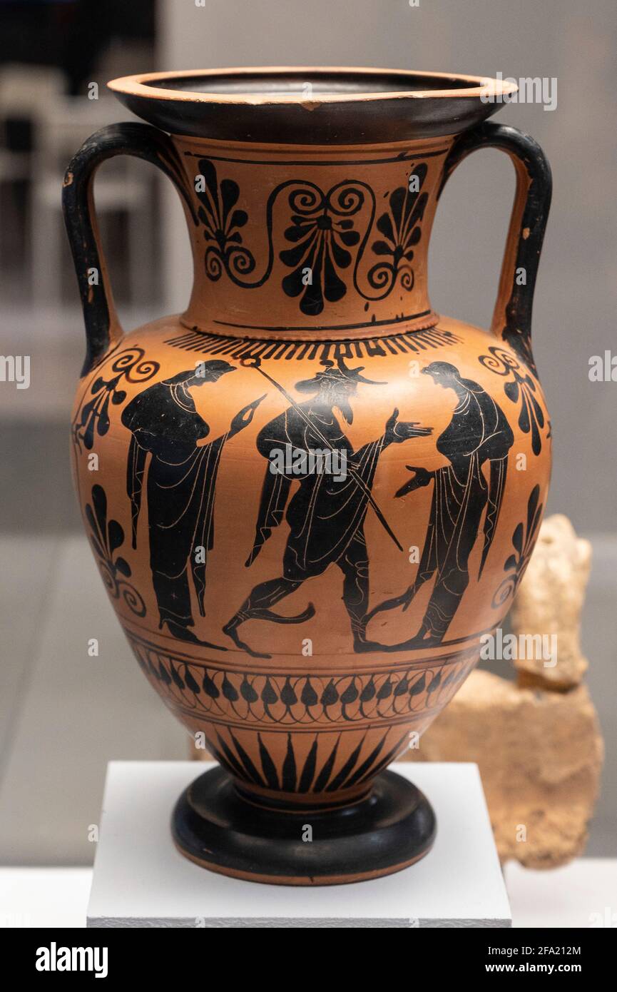 Roma. Italia. Anfora soffitta a figura nera, 530-500 a.C. Lato B (nella foto), Hermes tra due personaggi femminili. Lato A (vedi Alamy Ref 2FA214F), Heracle Foto Stock