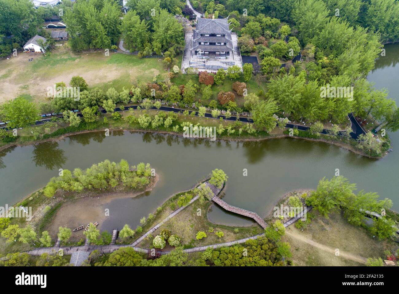 21 aprile 2021, Huai'an, Huai'an, Cina: Il 21 aprile 2021, gli alberi nel Parco Nazionale delle paludi del fiume Guhuai nella città di Huai'an, nella provincia di Jiangsu, hanno alberi verdi verdeggianti e piante acquatiche fertili, diventando una barra di ossigeno naturale. Il 21 aprile 2021 è la 52° ''Giornata della Terra''. Il tema pubblicitario di quest'anno è ''Cherish la Terra, e coesistenza armoniosa tra l'uomo e la natura''. La zona umida è anche chiamata ''il rene della terra''. Credit: ZUMA Press, Inc./Alamy Live News Foto Stock