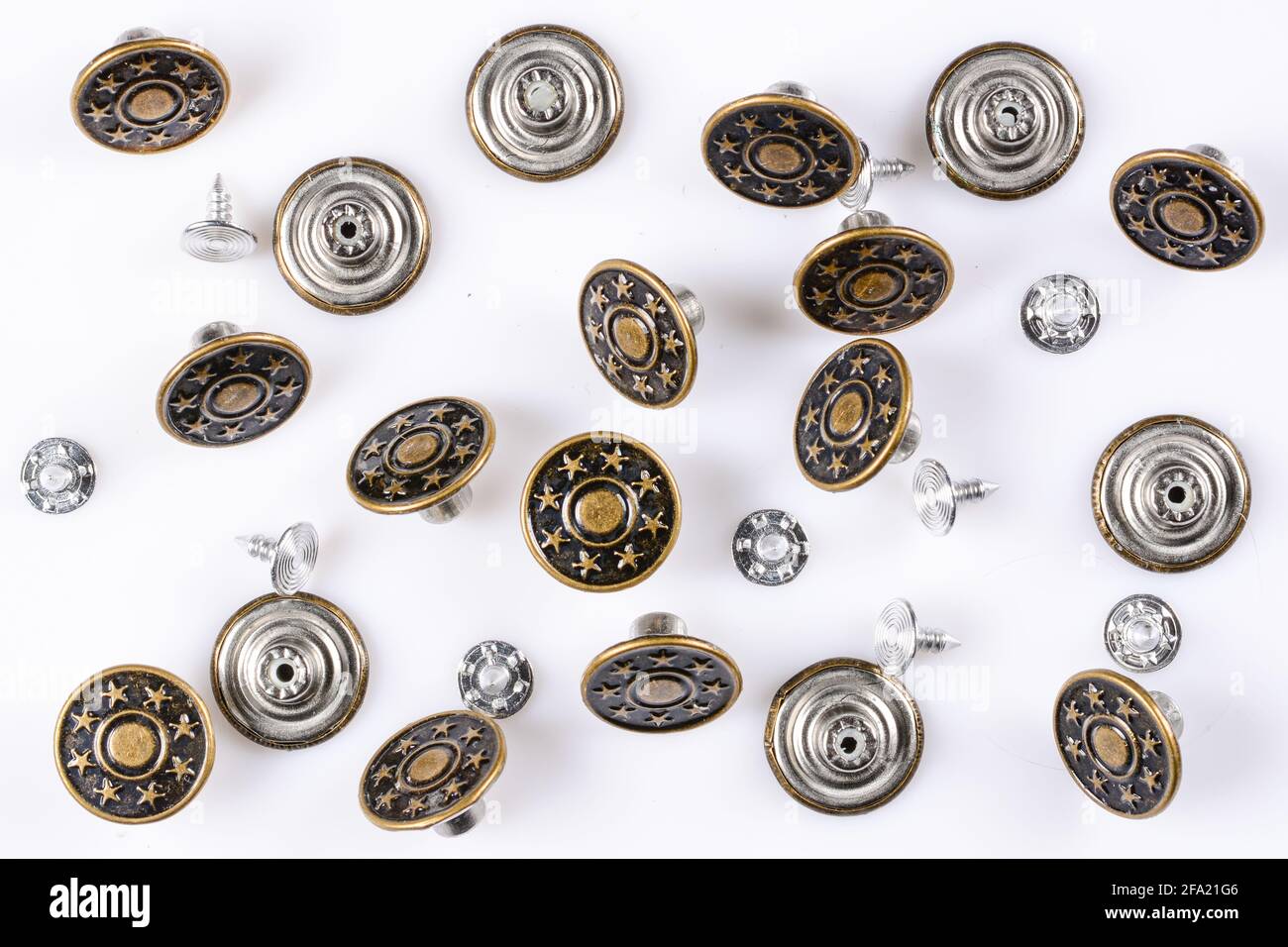 Bottoni vintage in bronzo con spille in metallo su sfondo bianco, moda  jeans, primo piano Foto stock - Alamy