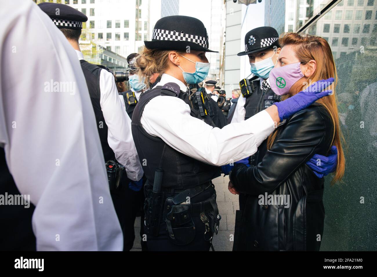 Canary Wharf, Londra, Regno Unito 22 aprile 2021 estinzione le donne della ribellione rompono le finestre alla banca HSBC come parte di una serie di azioni che compongono la ribellione di denaro. Il gruppo ambientale è arrabbiato per gli investimenti della banca di 80 miliardi di sterline in combustibili fossili nel corso degli ultimi 5 anni Foto Stock