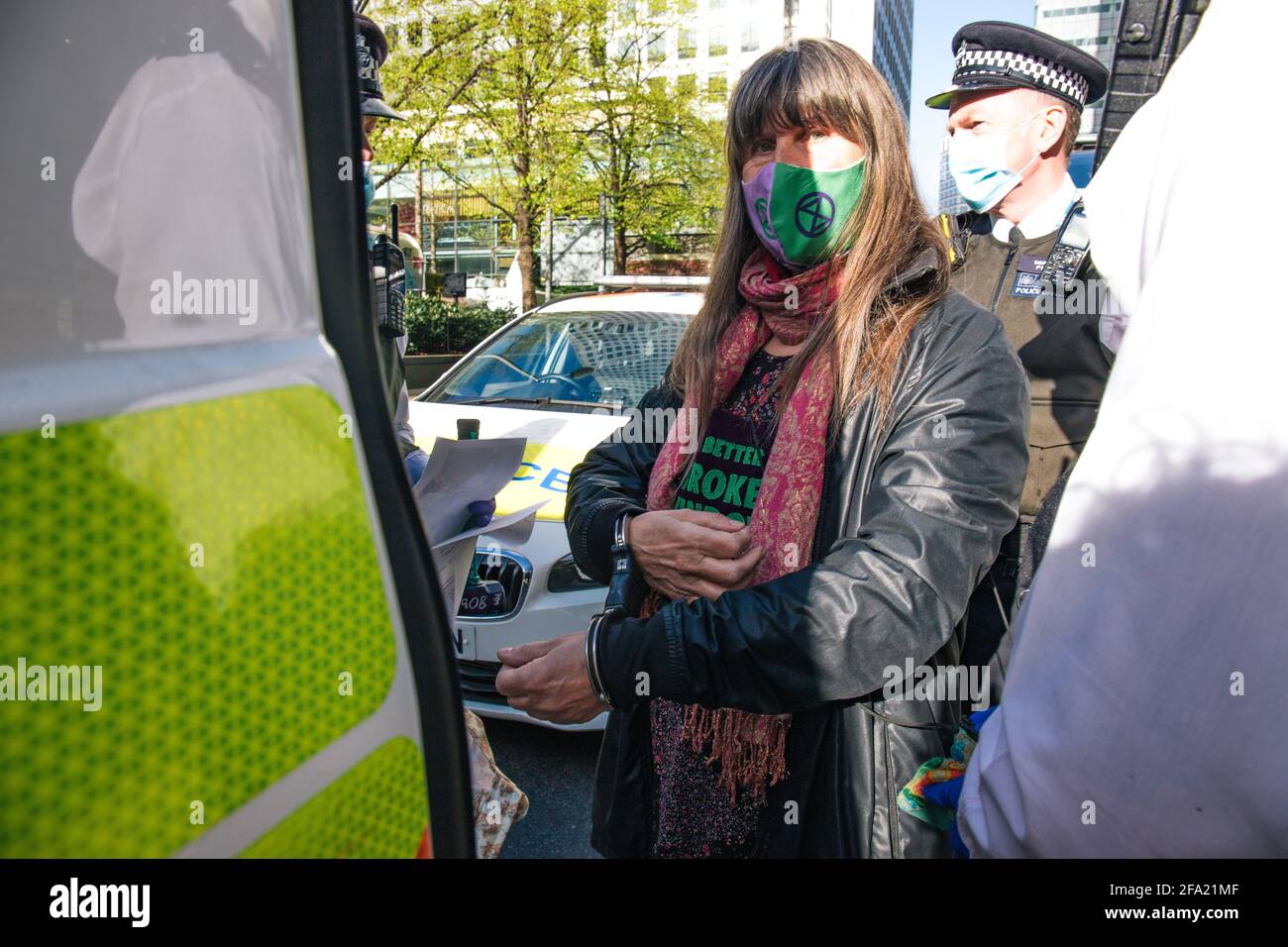 Canary Wharf, Londra, Regno Unito 22 aprile 2021 estinzione le donne della ribellione rompono le finestre alla banca HSBC come parte di una serie di azioni che compongono la ribellione di denaro. Il gruppo ambientale è arrabbiato per gli investimenti della banca di 80 miliardi di sterline in combustibili fossili nel corso degli ultimi 5 anni Foto Stock