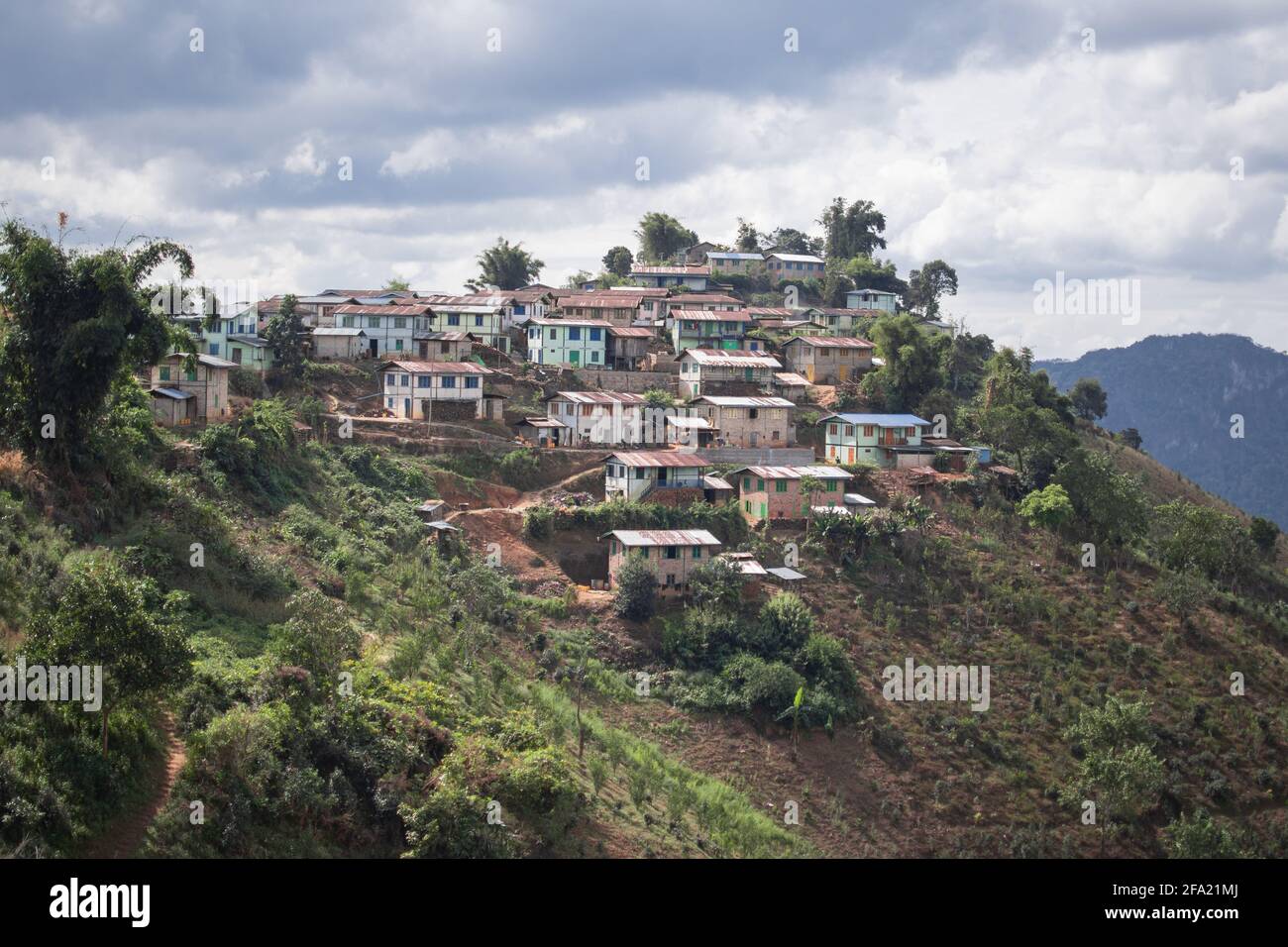 Un piccolo pittoresco villaggio collinare, mentre escursioni da Kalaw a Inle Lake, Shan stato, Myanmar Foto Stock