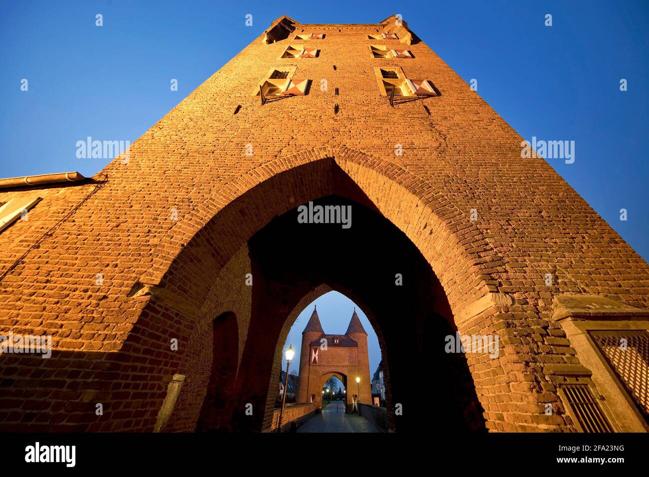 Klever Tor (porta della città), vista attraverso l'interno sul cancello esterno in serata, Germania, Nord Reno-Westfalia, basso Reno, Xanten Foto Stock