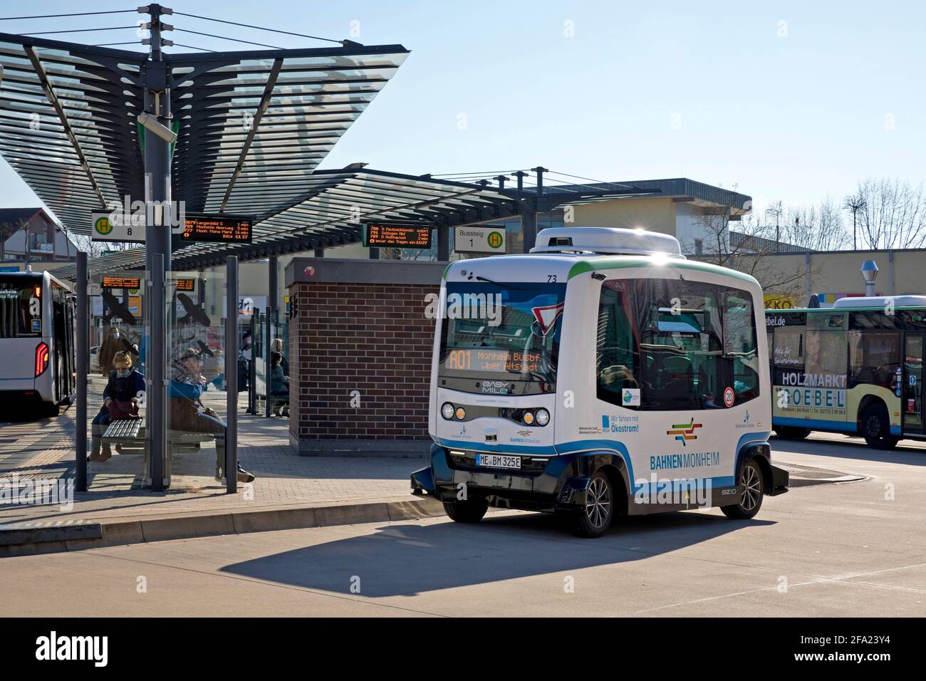 Autobus elettrico autonomo sulla strada, Germania, Nord Reno-Westfalia, Monheim am Rhein Foto Stock