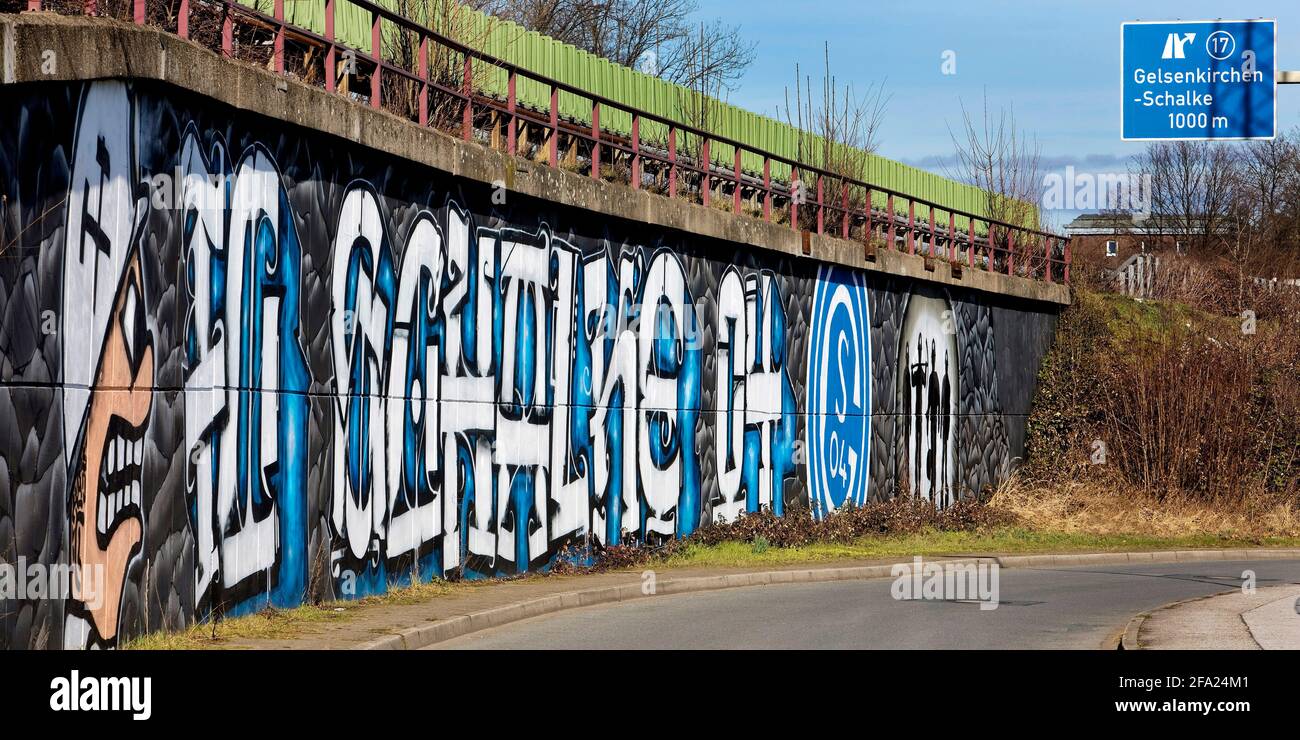 Graffiti all'uscita n. 17 sulla A 42 Gelsenkirchen-Schalke, Schalker Meile, Germania, Renania settentrionale-Vestfalia, zona della Ruhr, Gelsenkirchen Foto Stock