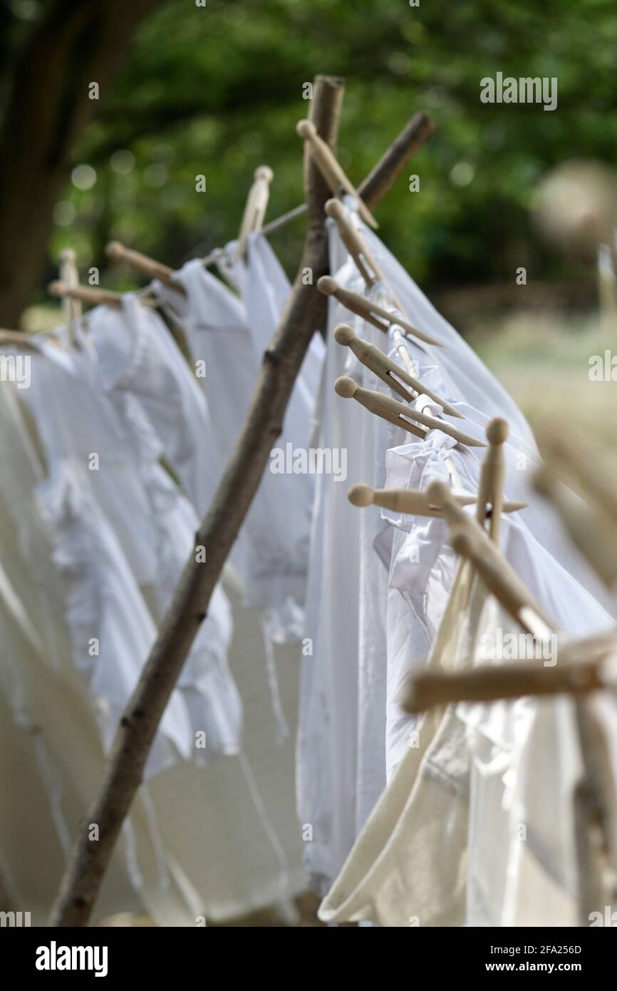 linea di lavanderia vecchio stile con pioli di legno e bianco scintillante lavaggio Foto Stock