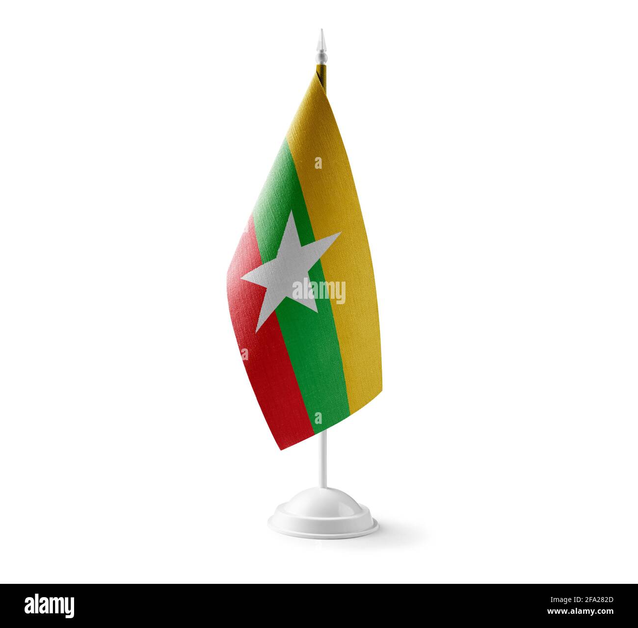 Piccola bandiera nazionale del Myanmar su sfondo bianco Foto Stock