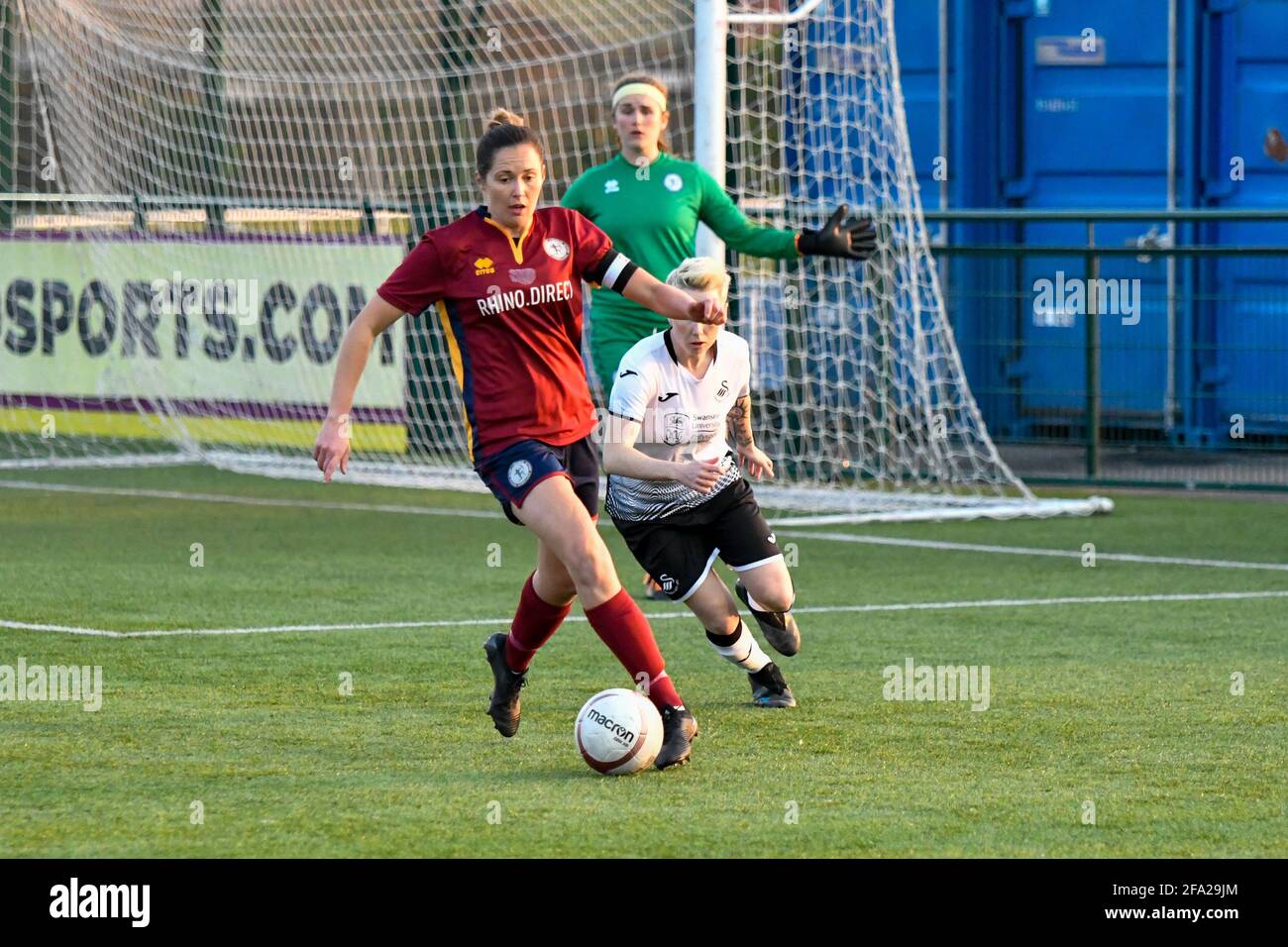 Cardiff, Regno Unito. 21 Apr 2021. Stephanie Turner di Cardiff ha incontrato le donne in azione durante la partita della Premier Women's League tra Cardiff Met Women e Swansea City Ladies al Cyncoed Campus di Cardiff, Galles, Regno Unito, il 21 aprile 2021. Credit: Duncan Thomas/Majestic Media/Alamy Live News. Foto Stock Cardiff, Regno Unito. 21 Apr 2021. Stephanie Turner di Cardiff ha incontrato le donne in azione durante la partita della Premier Women's League tra Cardiff Met Women e Swansea City Ladies al Cyncoed Campus di Cardiff, Galles, Regno Unito, il 21 aprile 2021. Credit: Duncan Thomas/Majestic Media/Alamy Live News. Foto Stock
