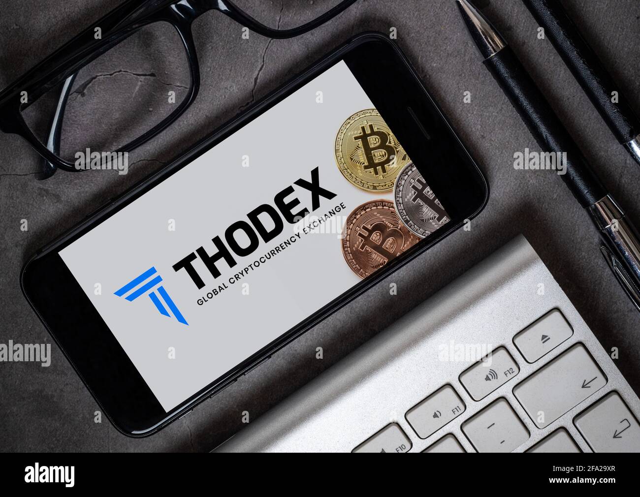 Antalya, Turchia - 21 aprile 2021: Logo Thodex e vista bitcoin sullo smartphone. Foto Stock