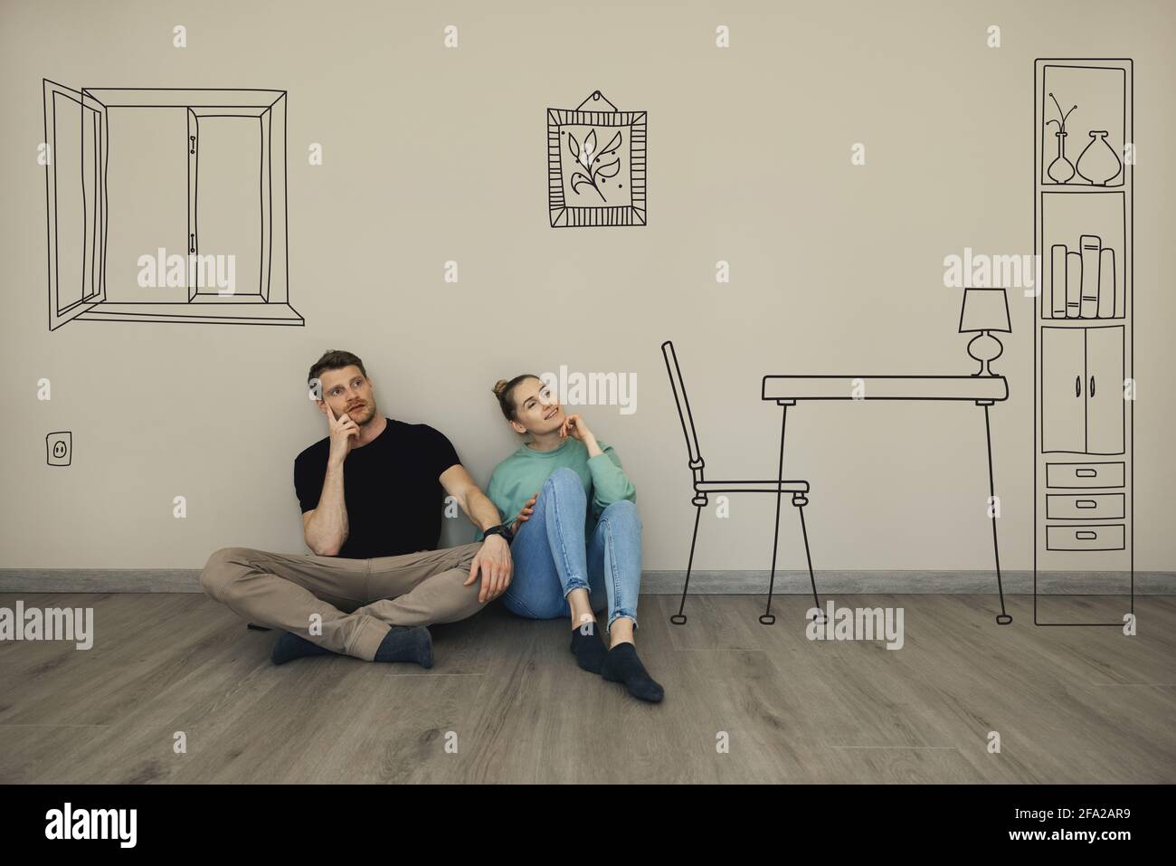 giovane coppia immagina l'interno di una nuova casa, seduta sul pavimento e pensando in una stanza vuota Foto Stock
