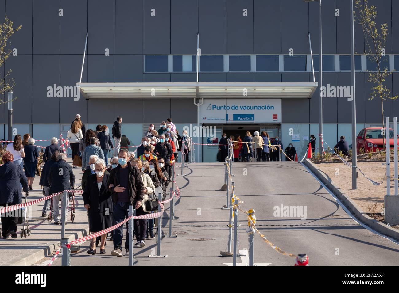 Madrid, Spagna; 17 2021 aprile: Coda di persone in attesa di ricevere il vaccino COVID-19 presso il nuovo ospedale Enfermera Isabel Zendal Foto Stock
