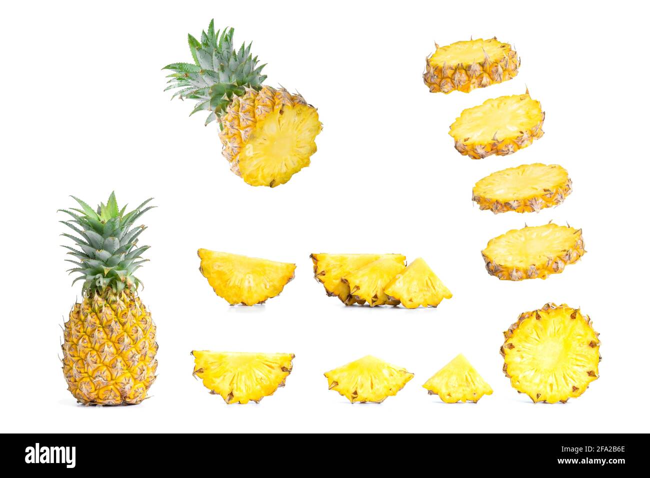 Raccolta di ananas a fette e ananas isolati su sfondo bianco. Foto Stock