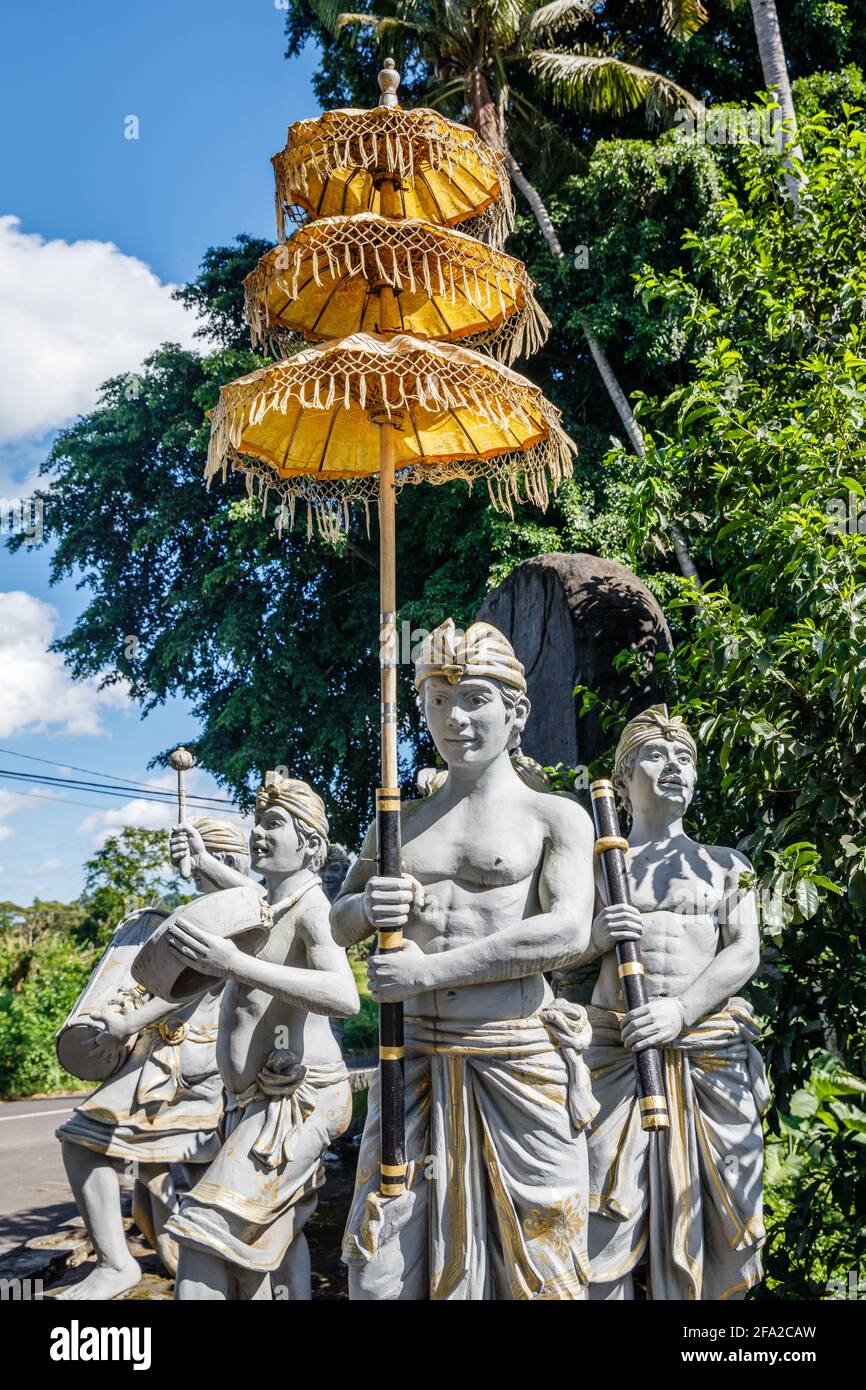 Statue di musicisti balinesi in costumi tradizionali. Bali, Indonesia. Immagine verticale. Foto Stock