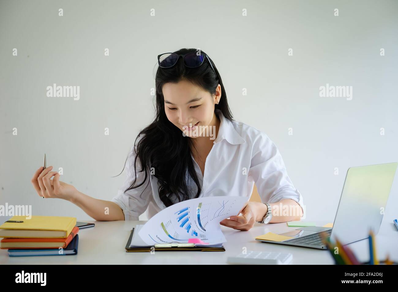 I gestori di fondi consultano il team e discutono circa l'analisi mercato azionario di investimento da lavoro di documentazione e videochiamata riunione da computer portatile. Foto Stock